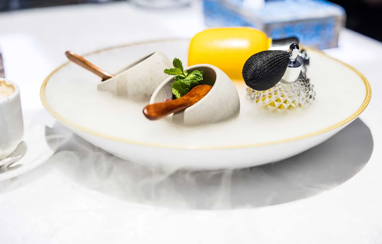 Plato de alta cocina servido en un plato humeante